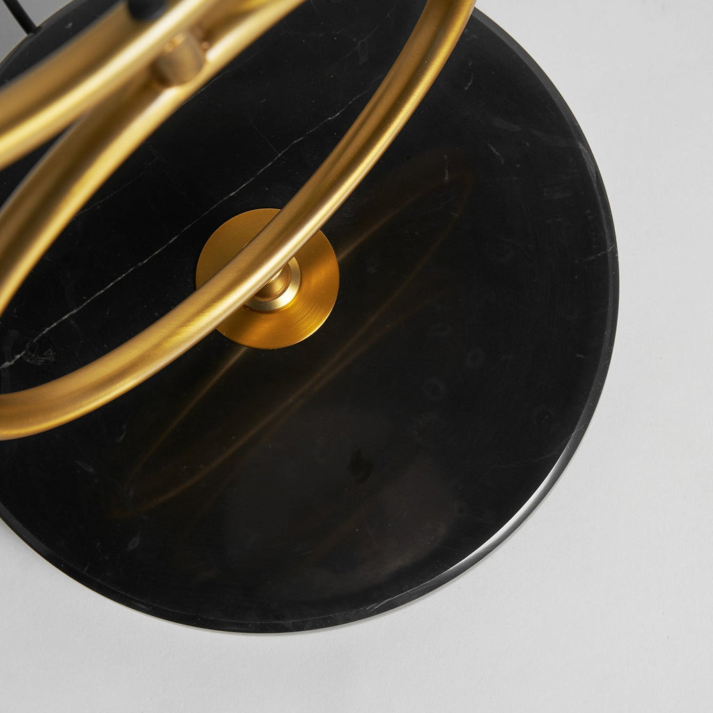 Stehlampe in Gold kombiniert mit einer weissen Glaskugel und schwarzem Marmor - Maison Oudh