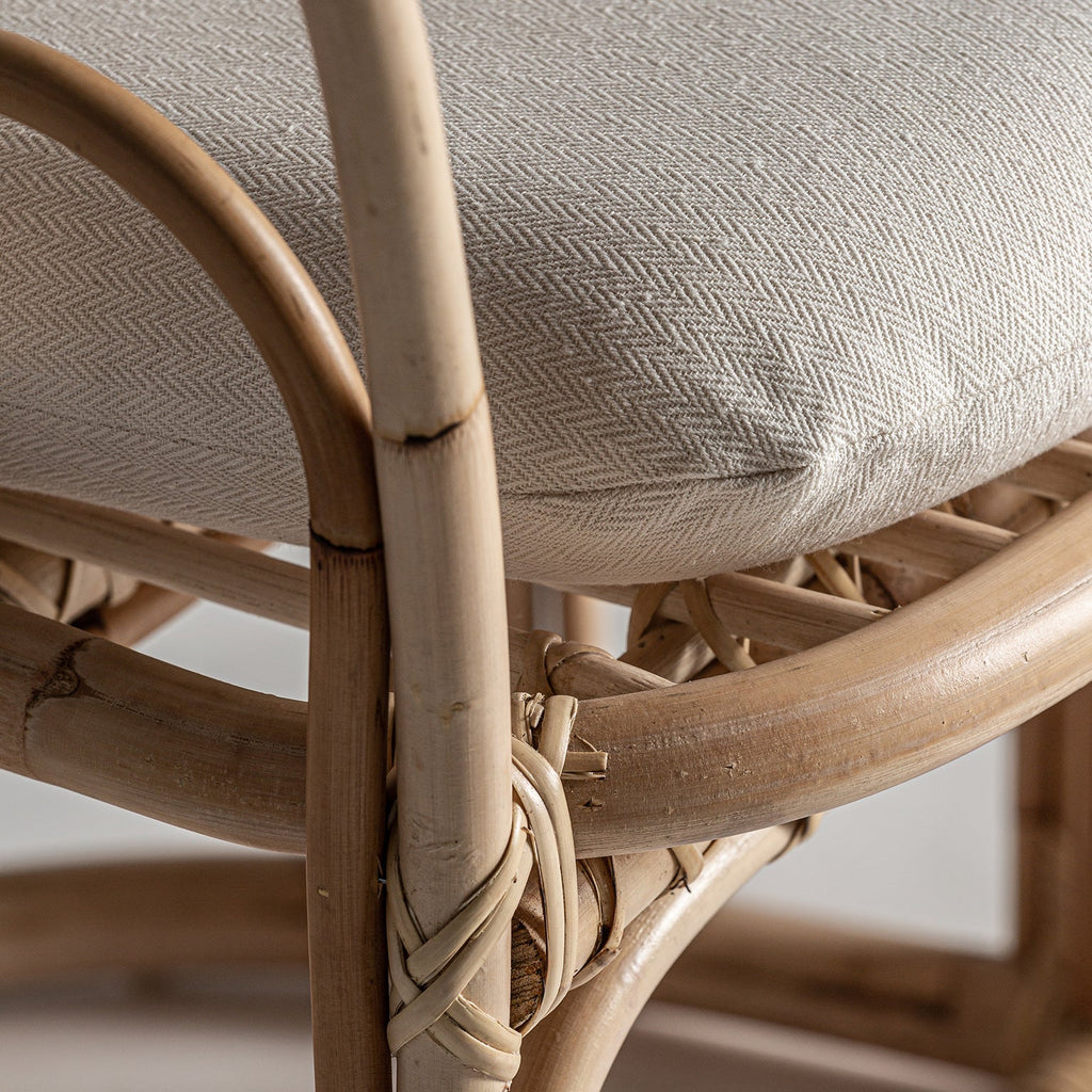 Stuhl aus Rattan mit naturfarbenem Stoff bezogen - Maison Oudh