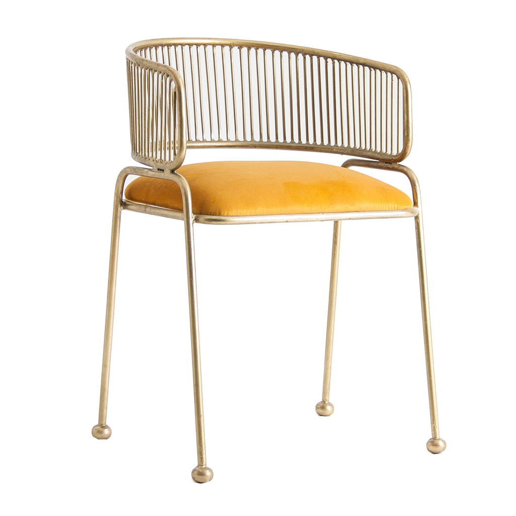 Stuhl in Gold mit ockerfarbenem Samt bezogen - Maison Oudh