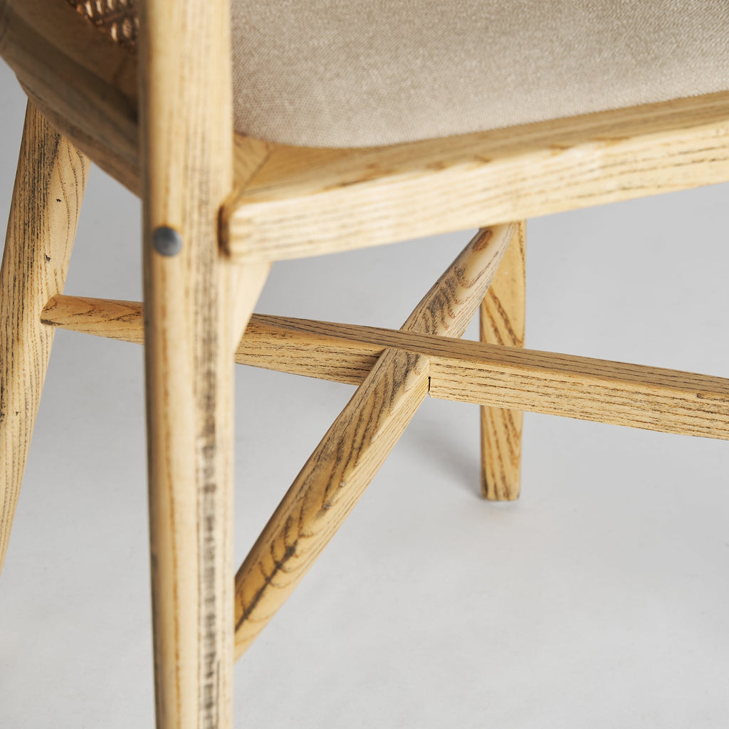 Stuhl mit Rückenlehne aus Birkenholz bezogen mit Leinen - Maison Oudh