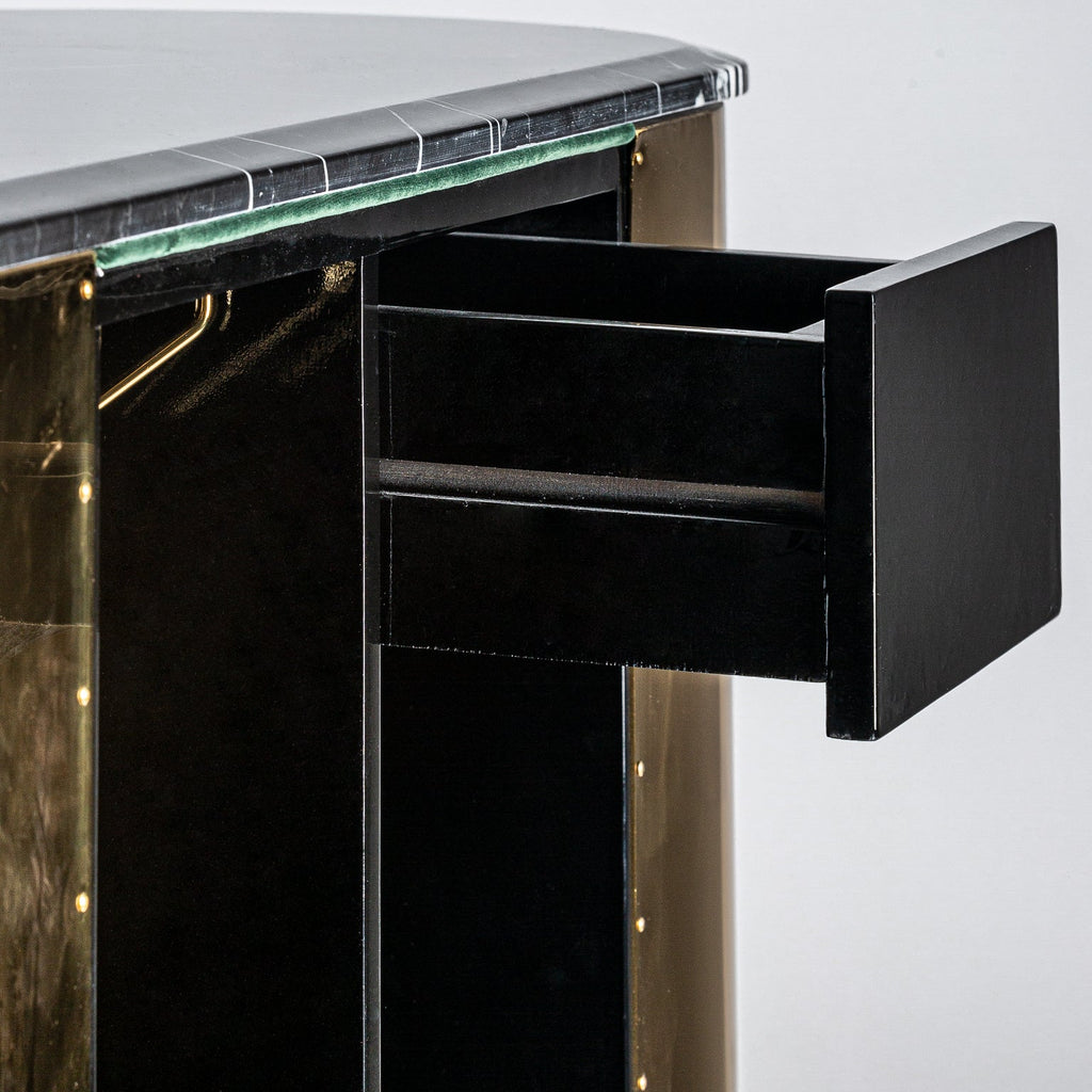 Theke in Gold kombiniert mit Wiener Geflecht und einer schwarzen Tischplatte - Maison Oudh