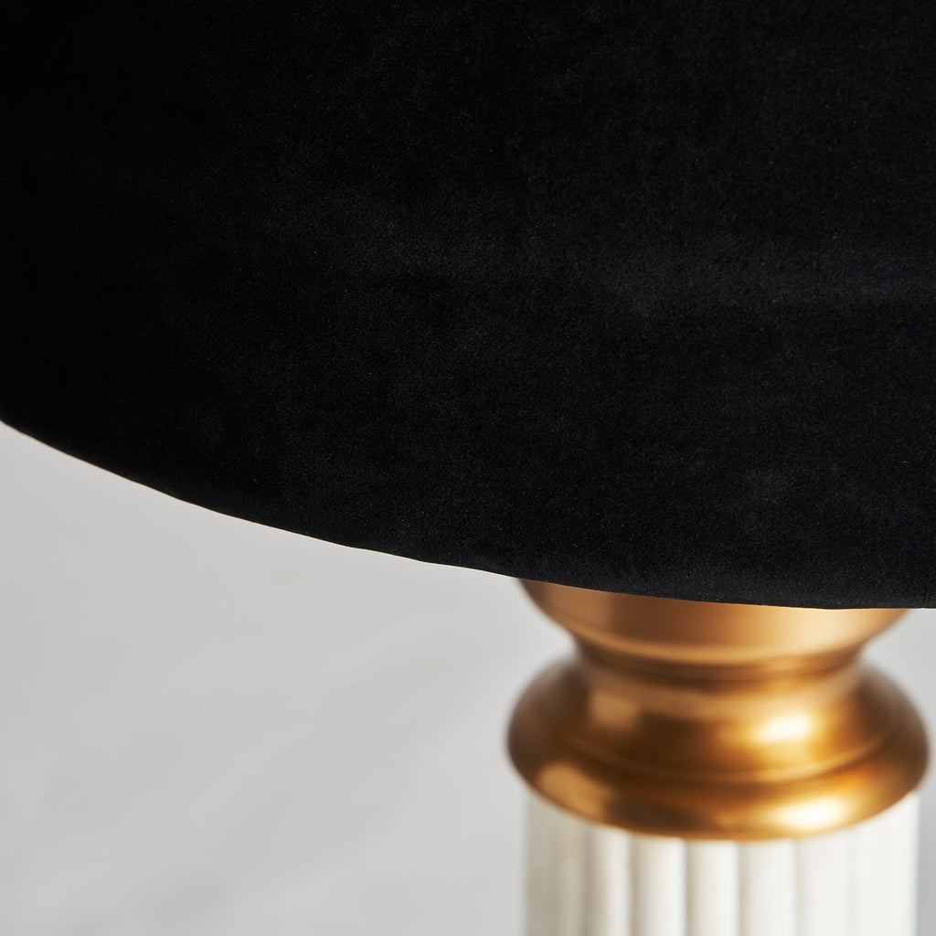 Tischlampe aus weissem Marmor kombiniert mit einem schwarzen Lampenschirm - Maison Oudh