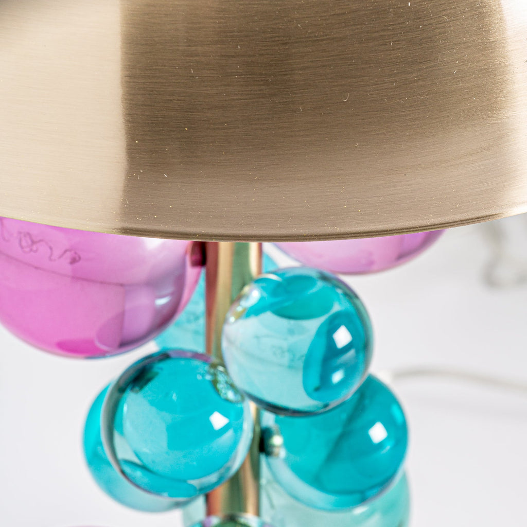 Tischlampe in Gold kombiniert mit weissem Marmor und bunten Kristallglaskugeln - Maison Oudh