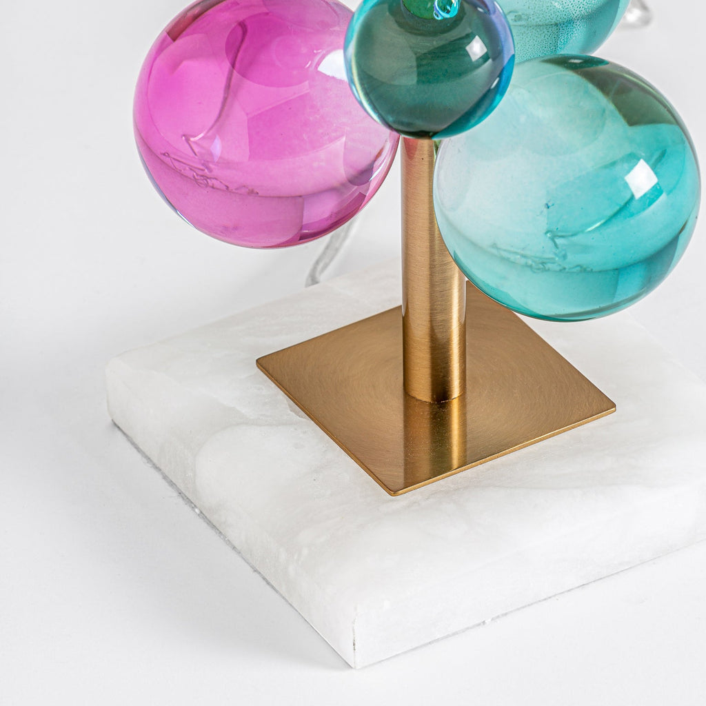 Tischlampe in Gold kombiniert mit weissem Marmor und bunten Kristallglaskugeln - Maison Oudh