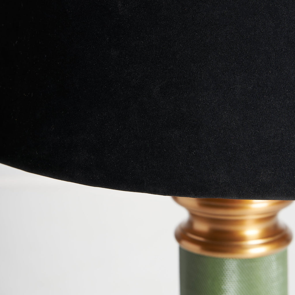 Tischlampe in Grün und Gold kombiniert mit einem schwarzen Lampenschirm - Maison Oudh