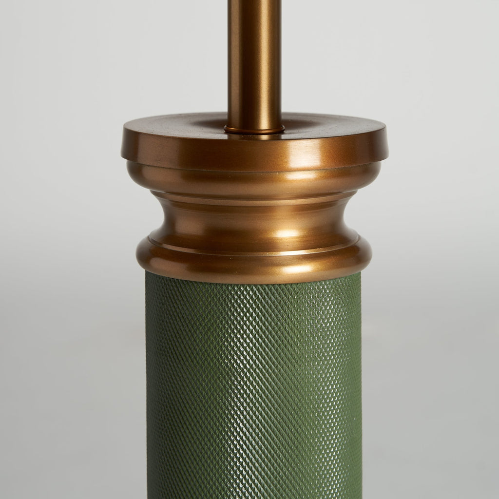Tischlampe in Grün und Gold kombiniert mit einem schwarzen Lampenschirm - Maison Oudh