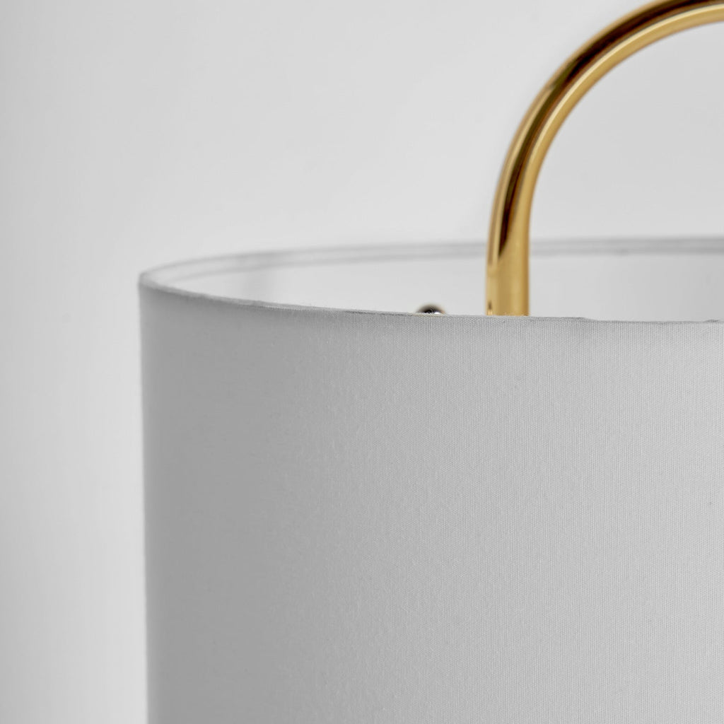 Tischlampe in Weiss kombiniert mit goldenen Details - Maison Oudh