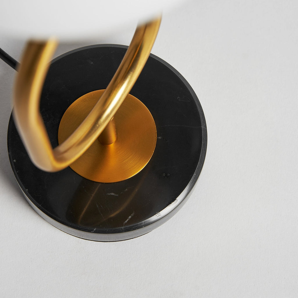 Tischlampe mit einer weissen Kugel kombiniert mit schwarzem Marmor und einem goldenen Gestell - Maison Oudh