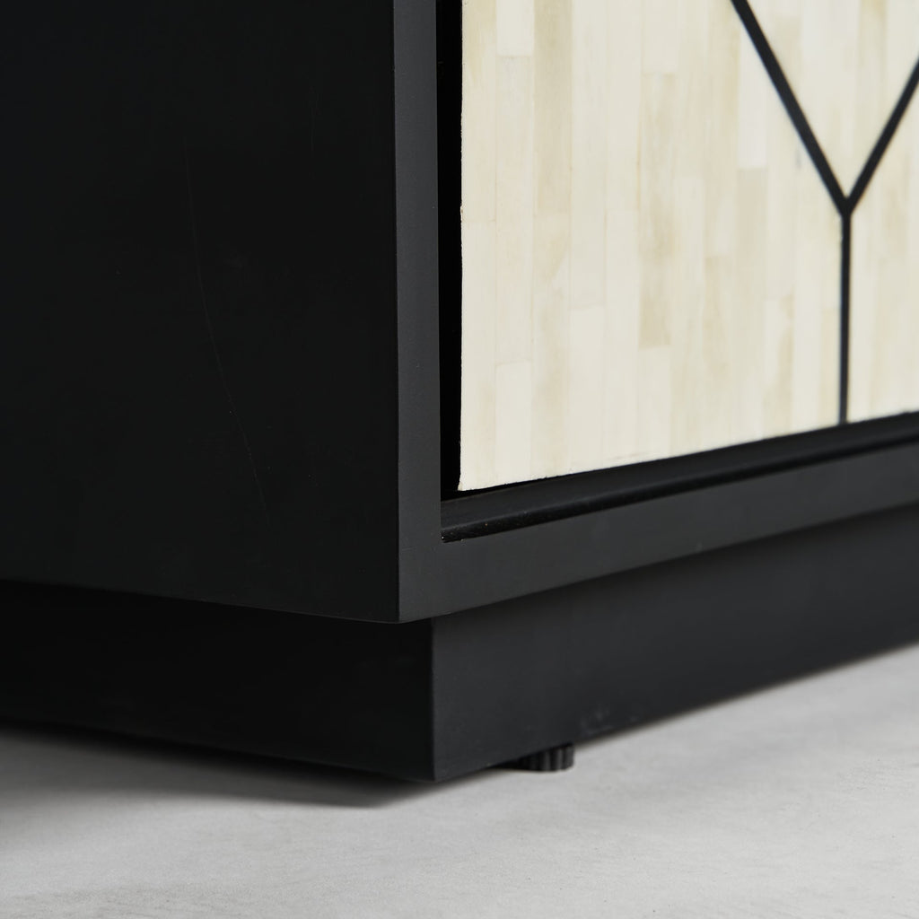 Viertüriges Sideboard aus Bone in Schwarzweiss kombiniert mit goldenen Elementen - Maison Oudh