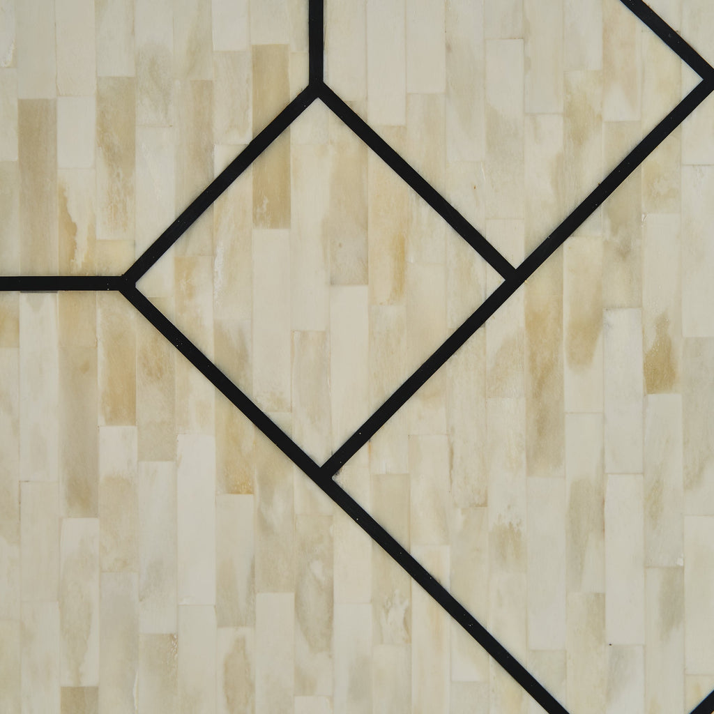 Viertüriges Sideboard aus Bone in Schwarzweiss kombiniert mit goldenen Elementen - Maison Oudh