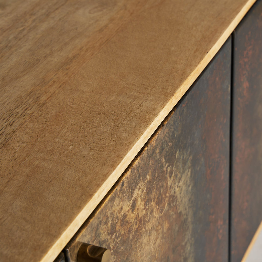Viertüriges Sideboard aus Mangoholz kombiniert mit Gold - Maison Oudh