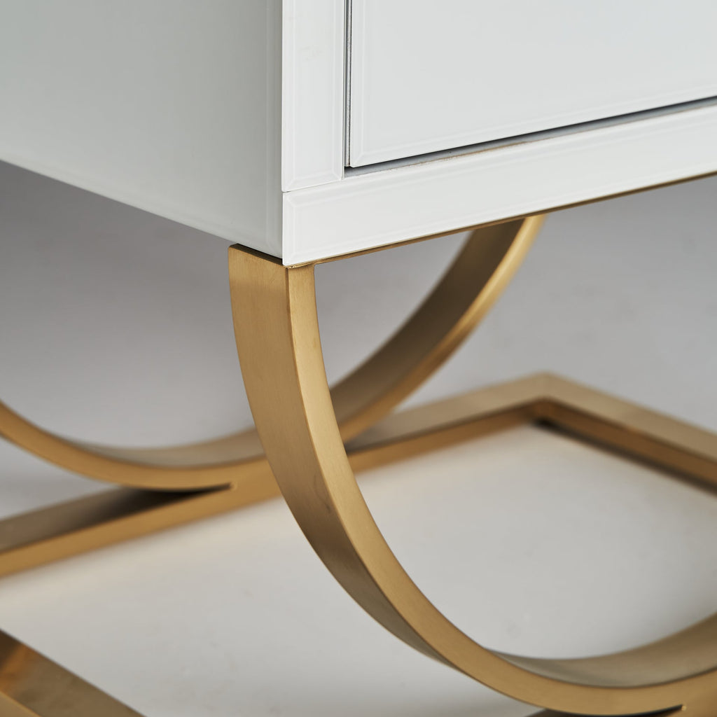 Weisser Nachttisch aus Kristallglas kombiniert mit goldenen Elementen - Maison Oudh