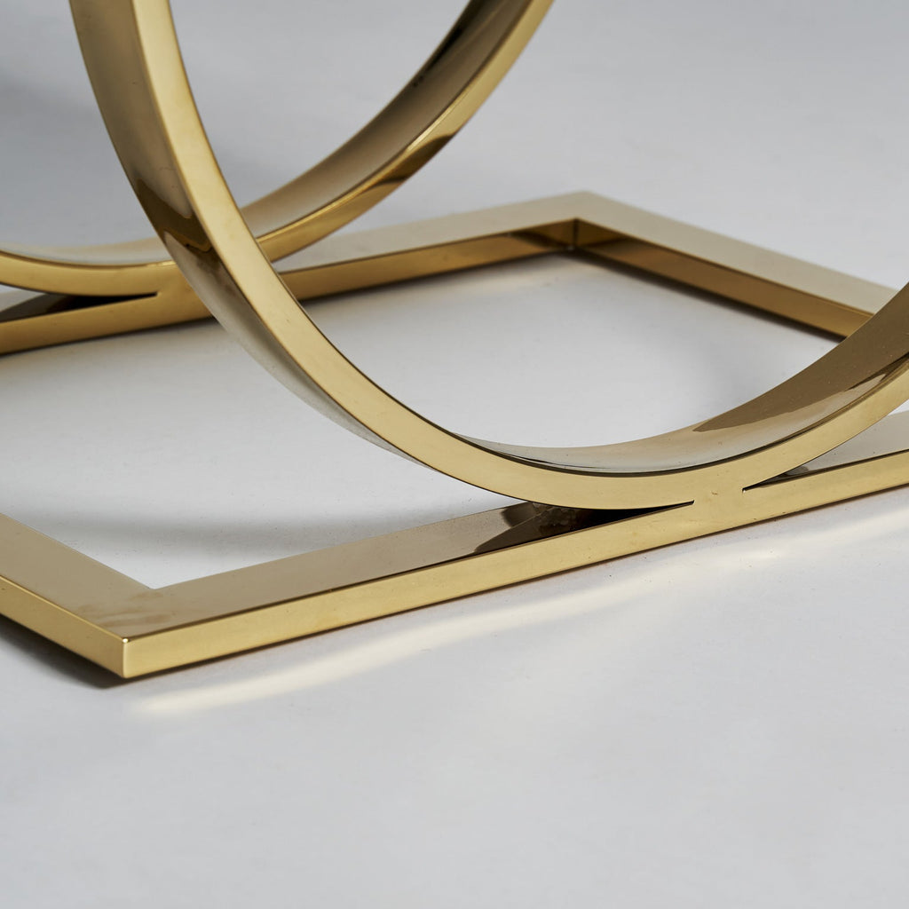 Weisser Nachttisch mit zwei Schubladen und goldenen Details - Maison Oudh