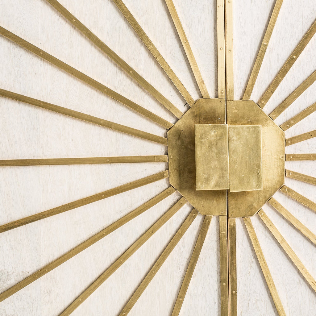 Weisser Schrank aus Mangoholz mit goldenen Details - Maison Oudh