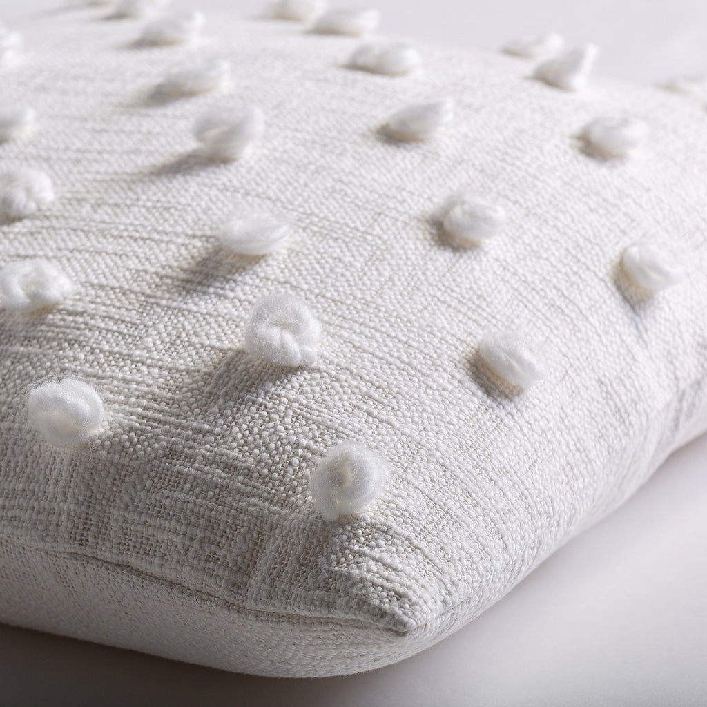 Weisses Kissen aus Baumwolle mit Flocken bestickt - Maison Oudh