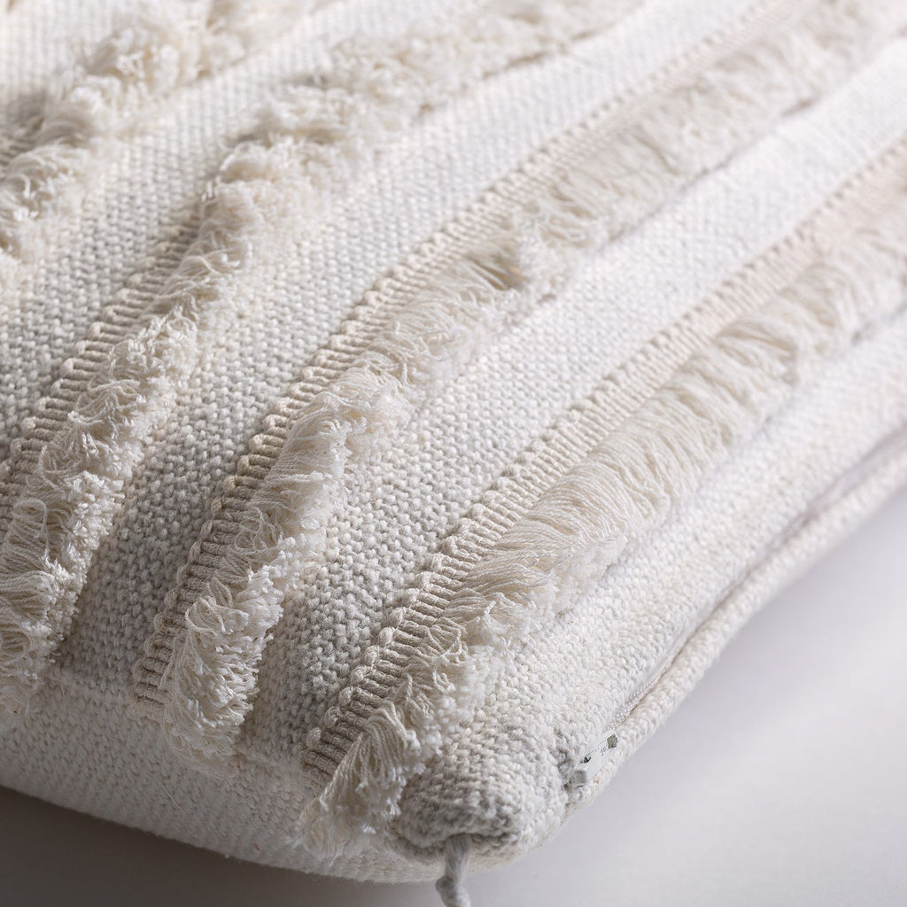Weisses Kissen aus Baumwolle mit Stickereien und Quasten - Maison Oudh
