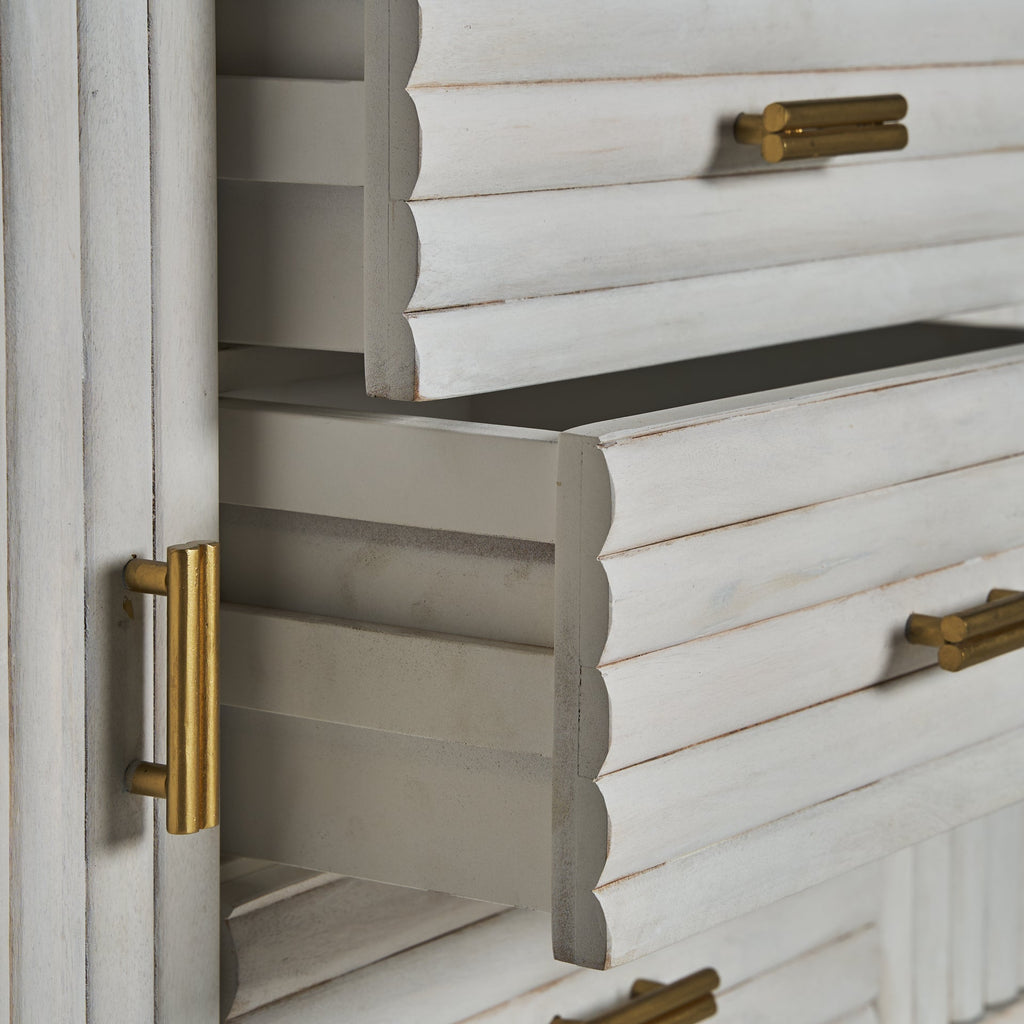 Weisses Sideboard aus Mangoholz kombiniert mit goldenen Details aus Messing - Maison Oudh