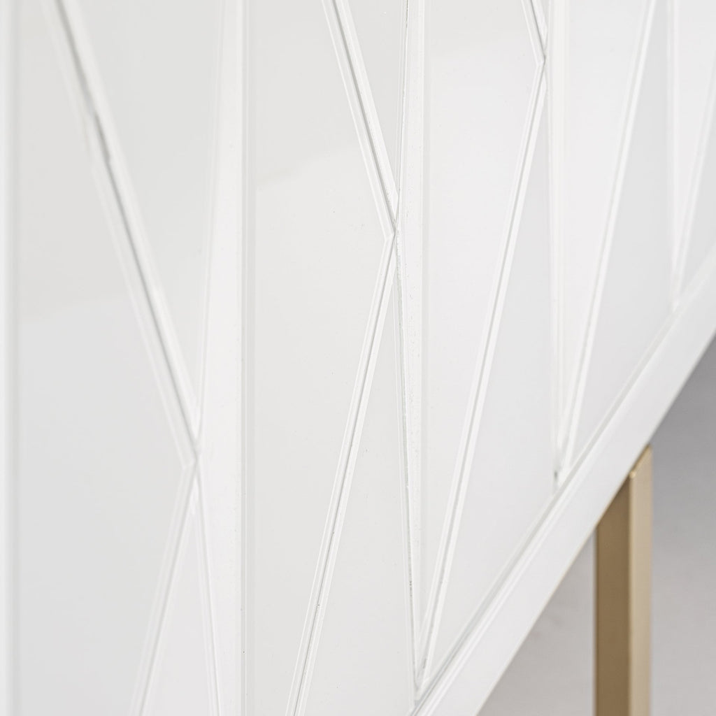 Weisses Sideboard aus Spiegelglas kombiniert mit Elementen in mattem Gold - Maison Oudh