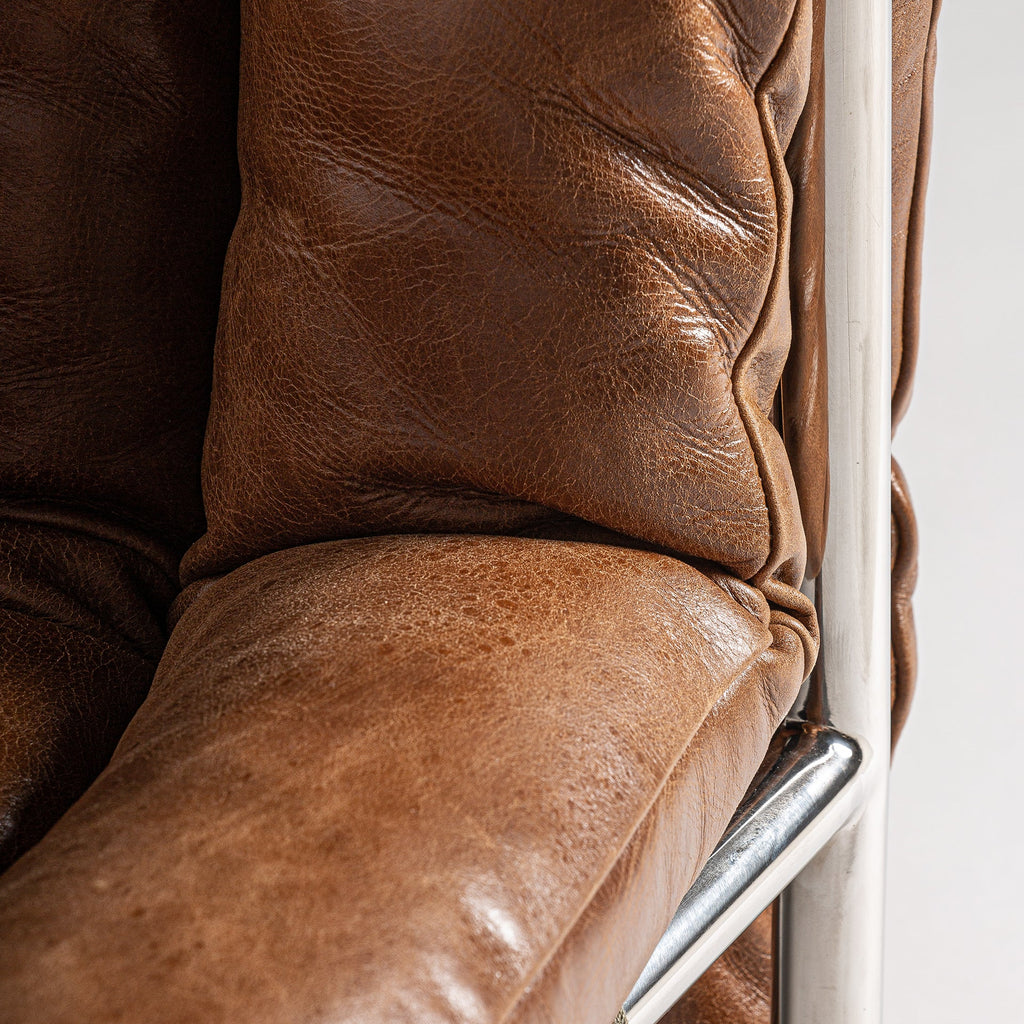 Zeitgenössischer Designer Sessel – Braunes Leder trifft auf Silberstahl - Maison Oudh