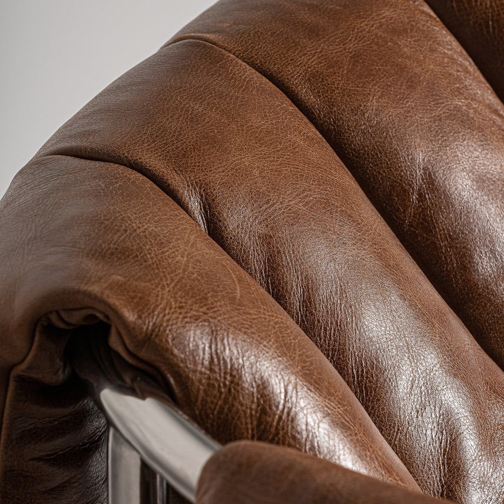 Zeitgenössischer Designer Sessel – Braunes Leder trifft auf Silberstahl - Maison Oudh