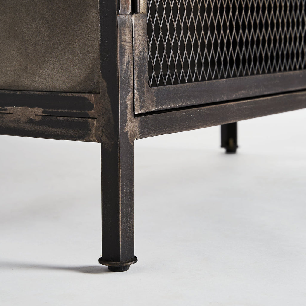 Zweitüriger schwarzer Schrank aus Mangoholz und Eisen im Industrial Design - Maison Oudh