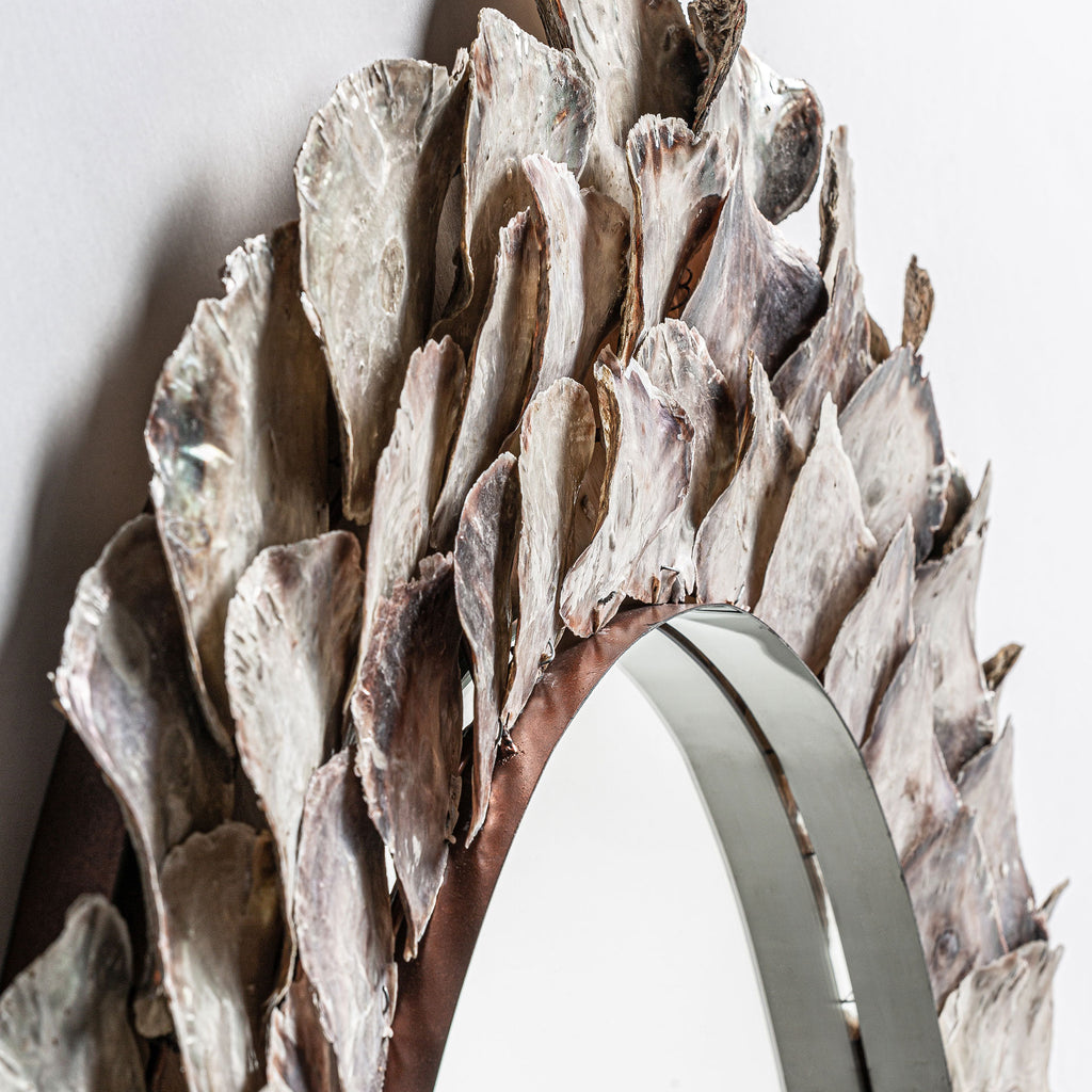 Runder Spiegel in Elfenbein mit Austernschalen.