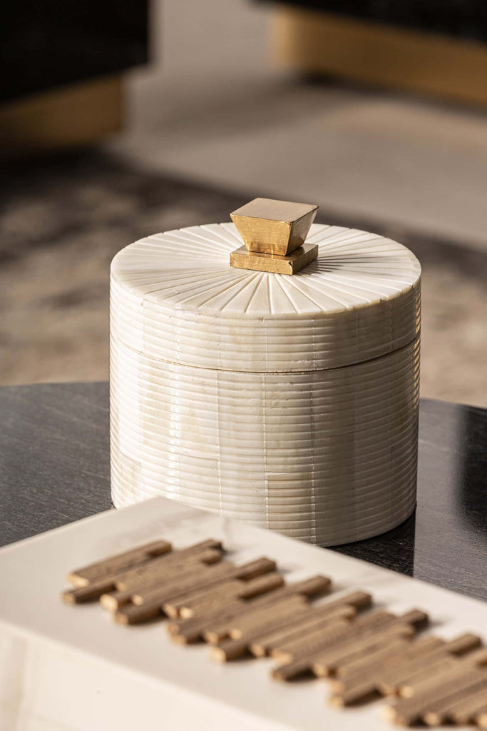 Stilvoll Aufbewahren: Runde Bone-Box im Art-Deco-Design mit goldenem Griff