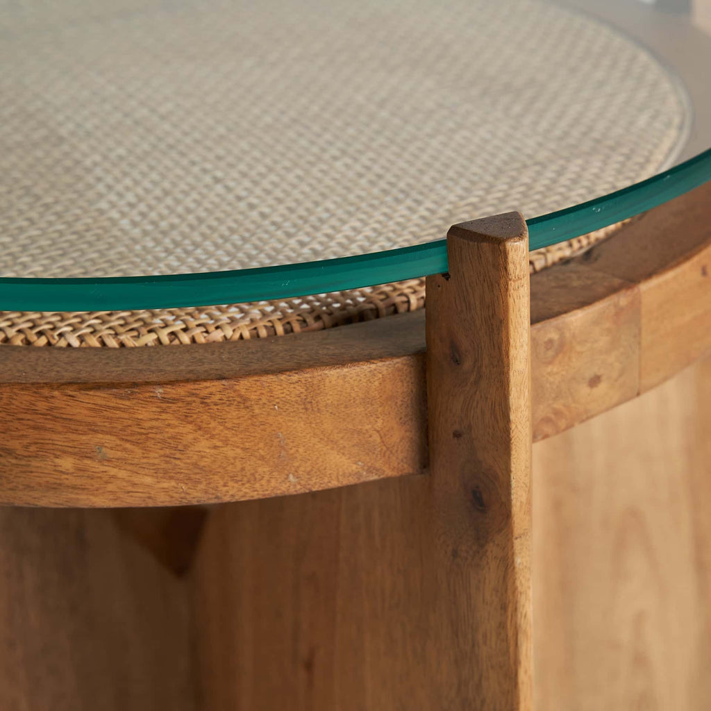 Runder Kolonialstil Beistelltisch aus Mangoholz mit Glas und Rattan