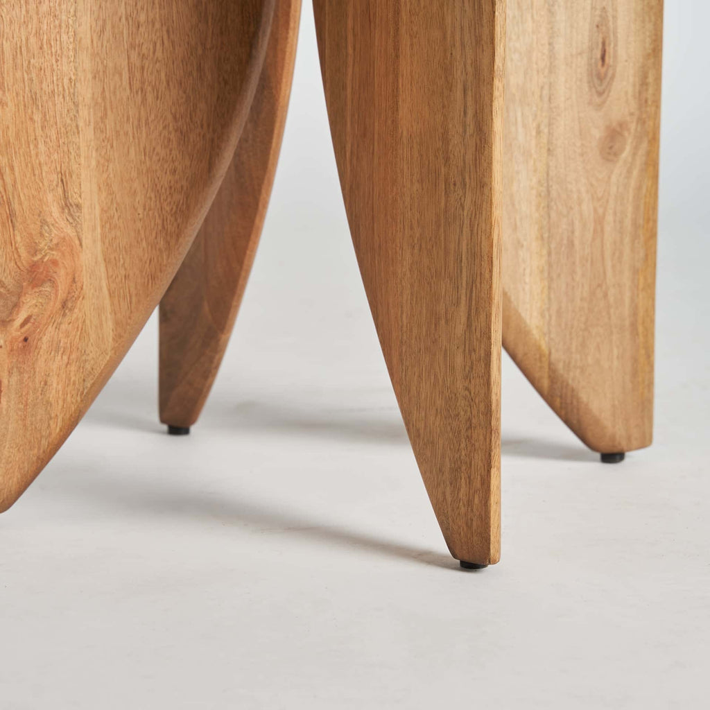 Runder Kolonialstil Beistelltisch aus Mangoholz mit Glas und Rattan