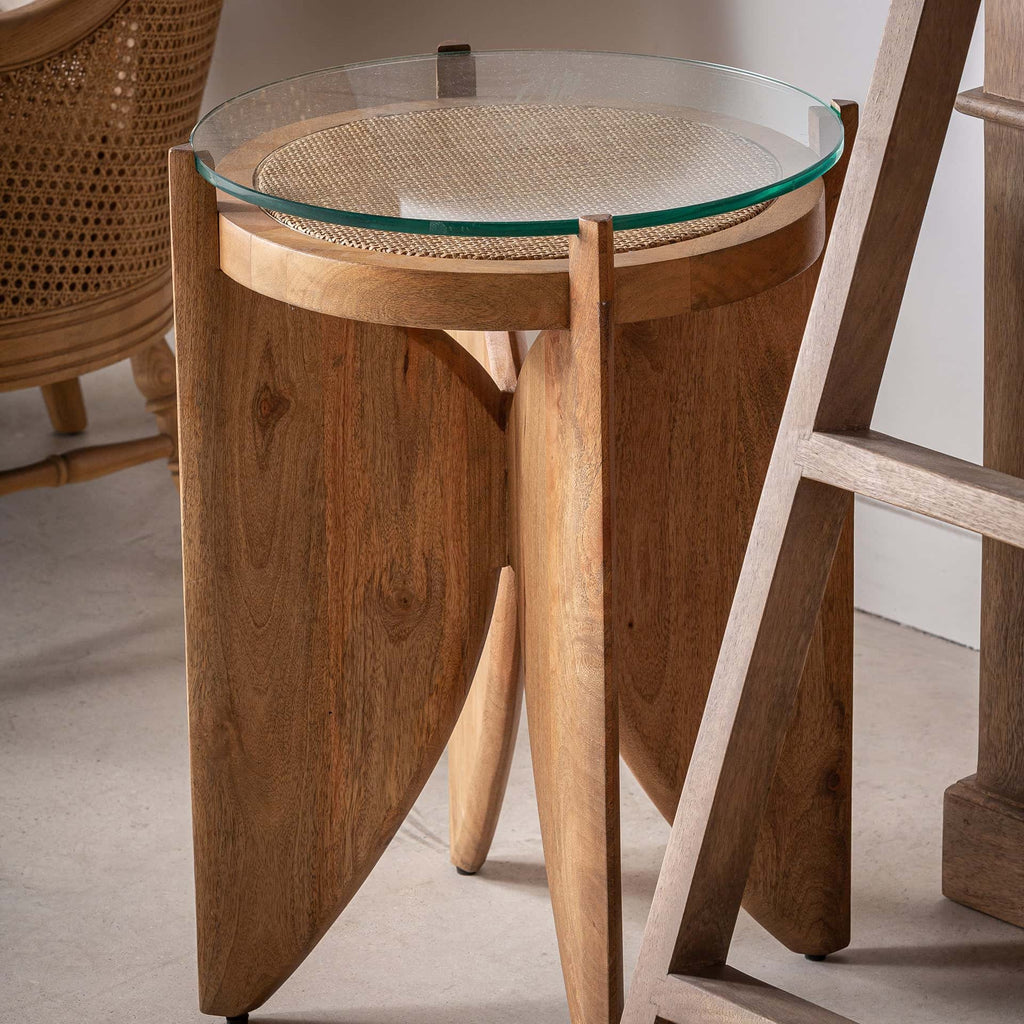 Runder Kolonialstil Beistelltisch aus Mangoholz mit Glas und Rattan