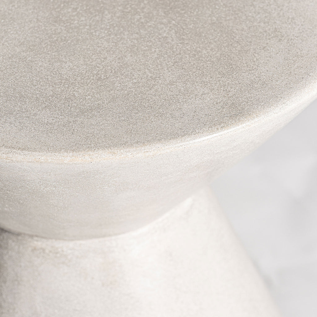 Runder Beistelltisch aus grauem Beton im Contemporary Design