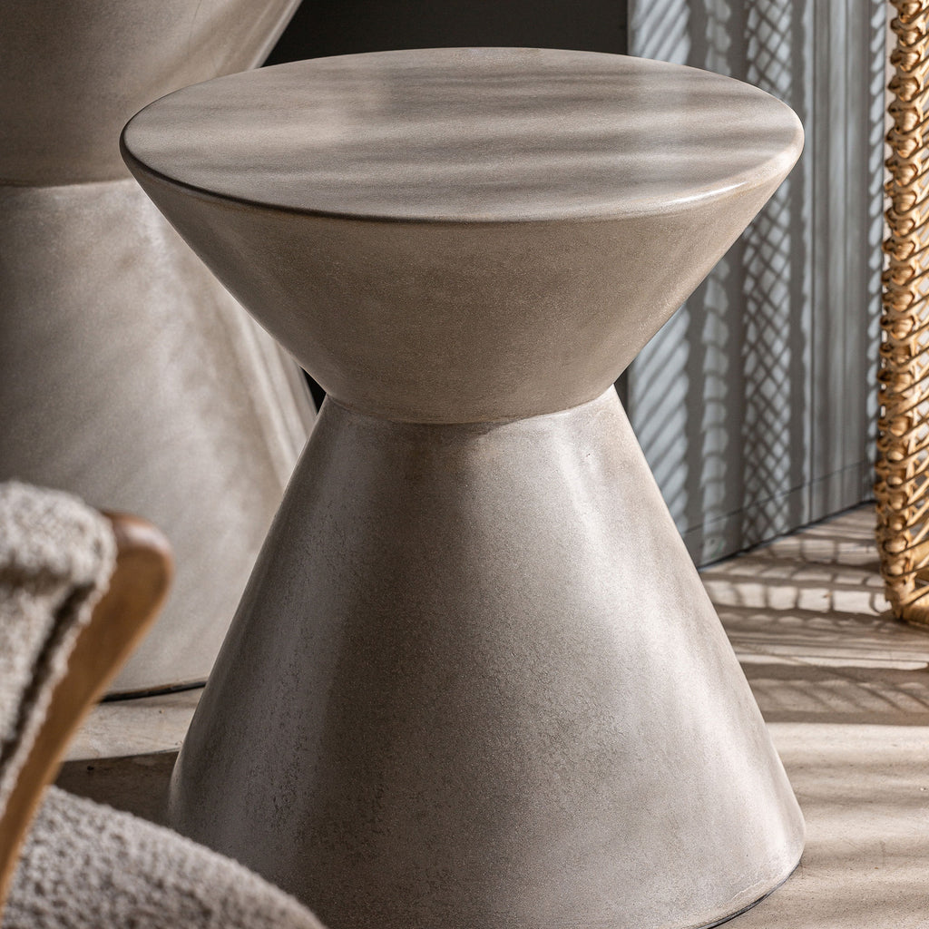 Runder Beistelltisch aus grauem Beton 