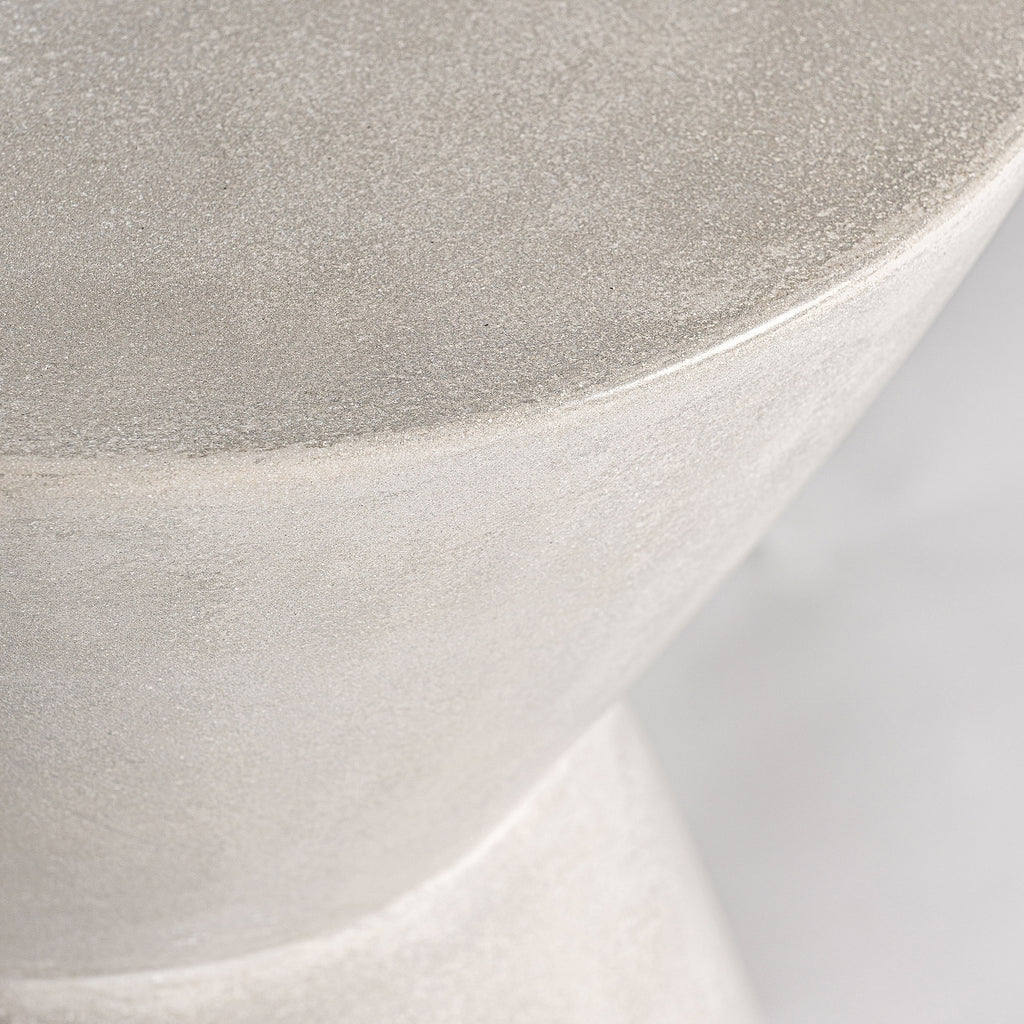 Runder Beistelltisch aus grauem Beton im Contemporary Design. 