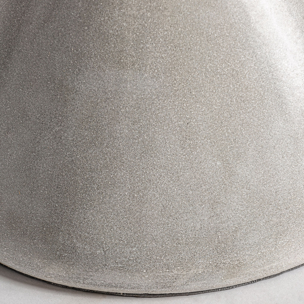 Hocker aus grauem Beton. 