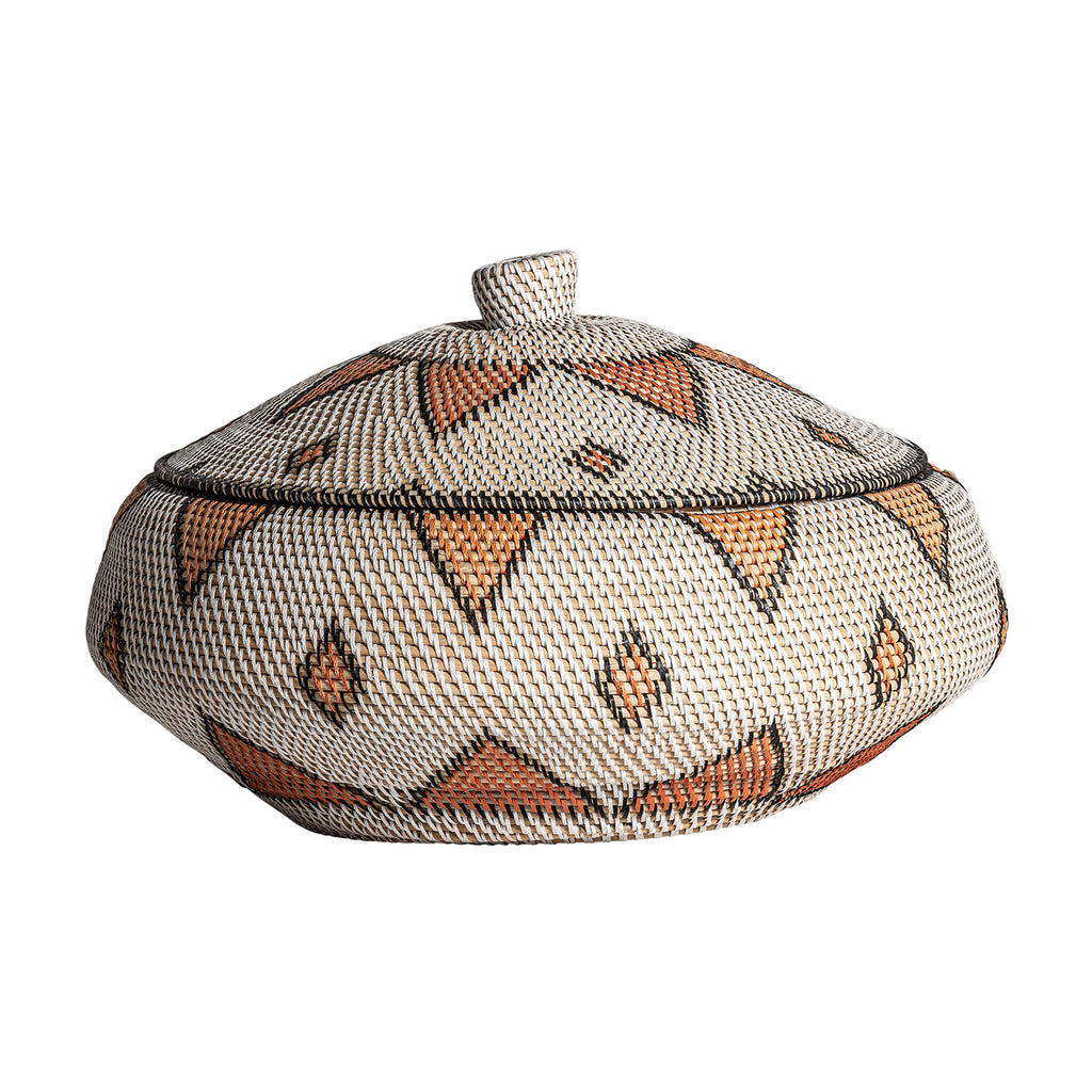 Runder Boho-Aufbewahrungskorb mit Deckel aus Rattan in Weiß mit braunen Akzenten, handgefertigt, dekoratives Highlight.