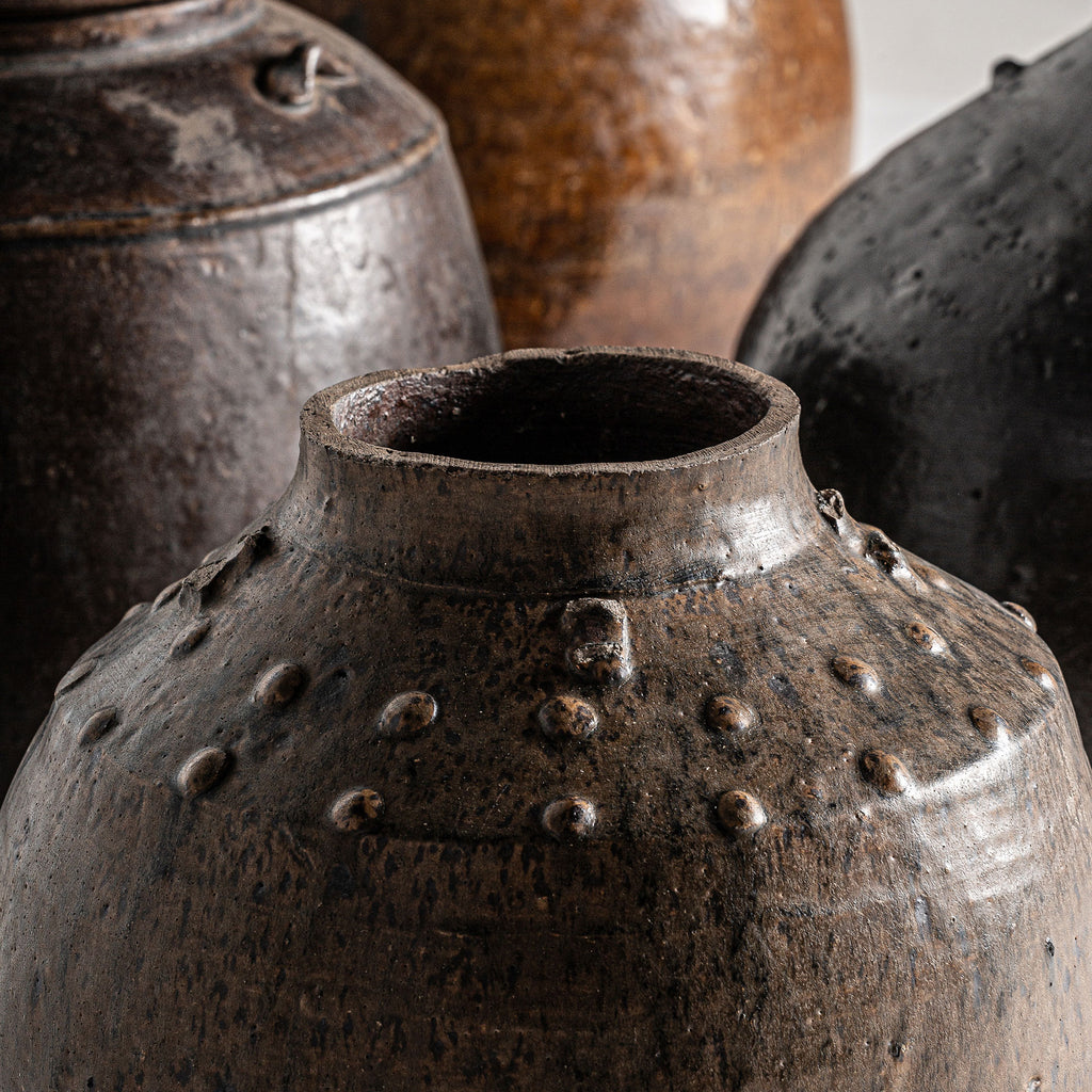 Handgefertigte Amphore aus brauner Keramik 