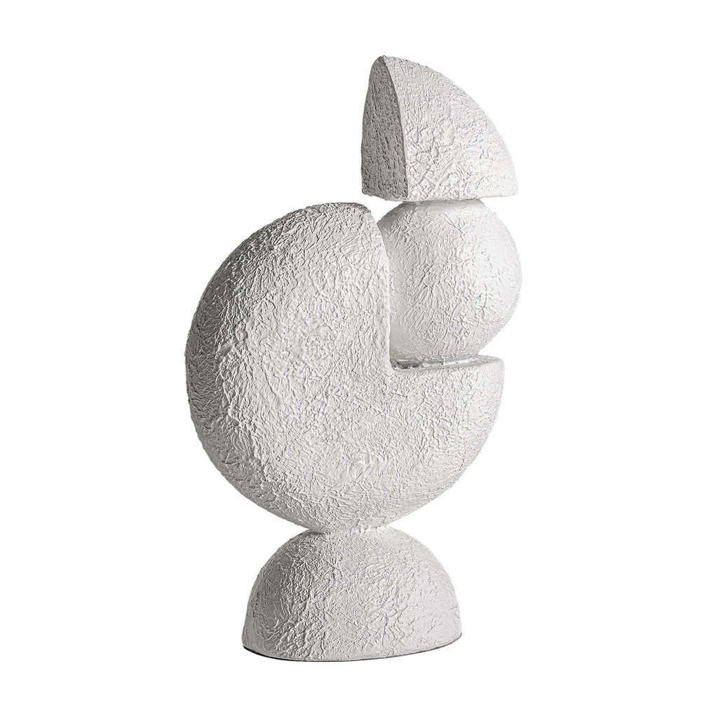 Weiße Skulptur im Art-Deco-Stil aus Harz auf dunklem Holztisch, elegantes Wohnaccessoire für moderne Interieurs.
