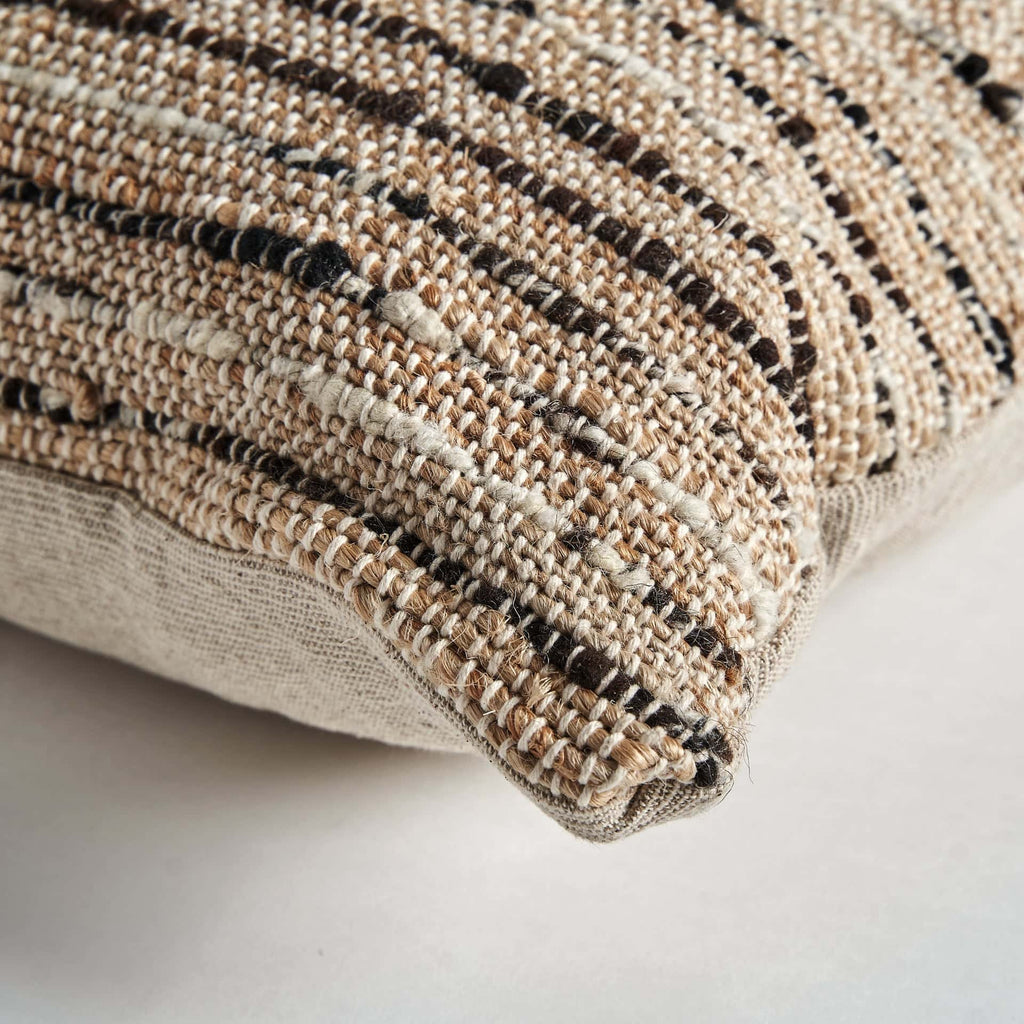 Eckiges Boho Kissen in Hellen Brauntönen und Beige