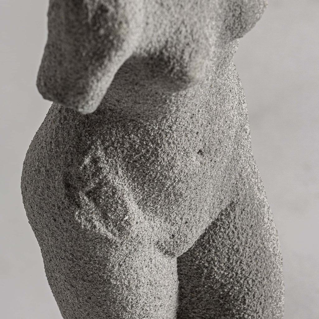 Graue Figur aus Harz auf Sockel 