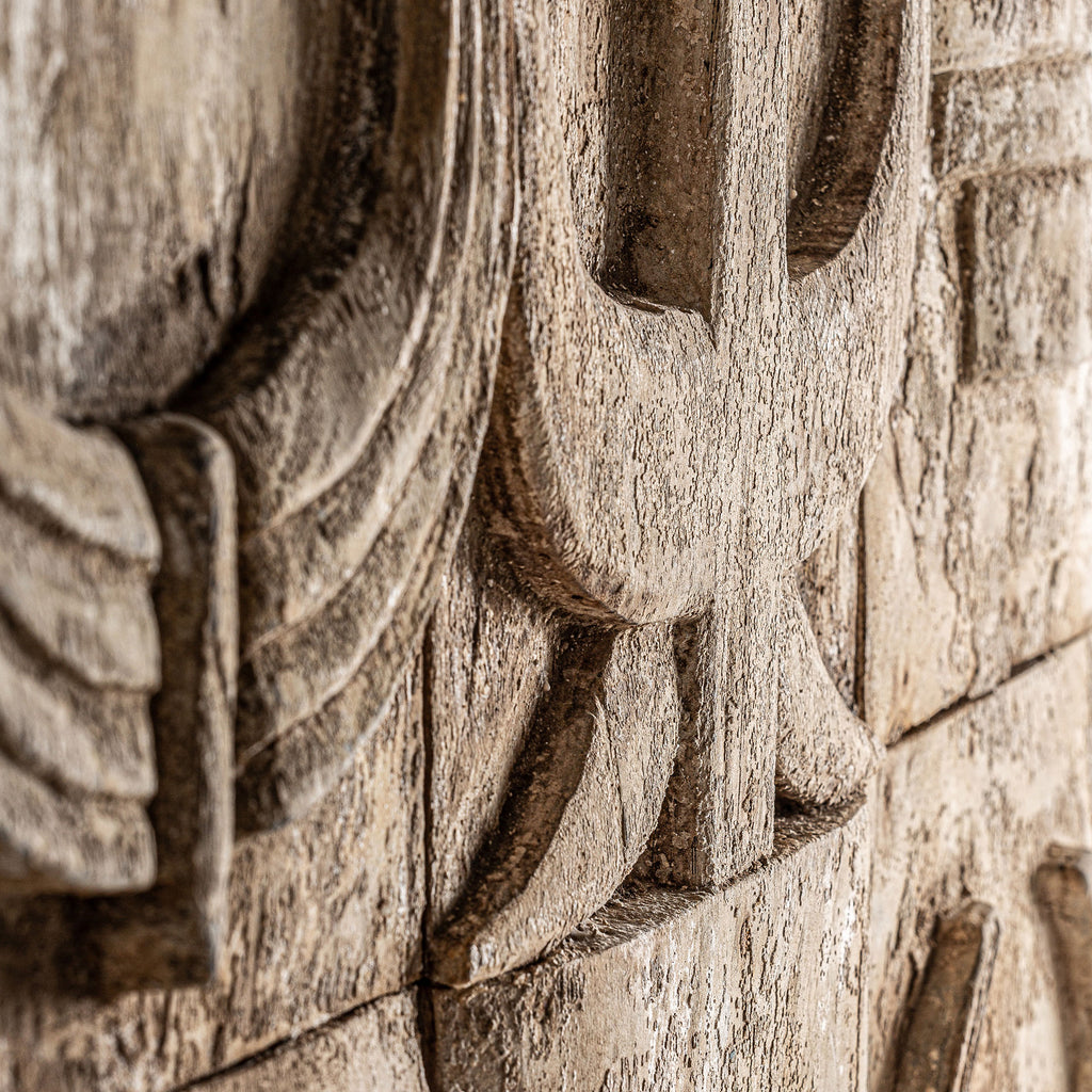 Ethnische Wandkunst aus beigem Suarholz mit handgearbeitetem Distressed Finish