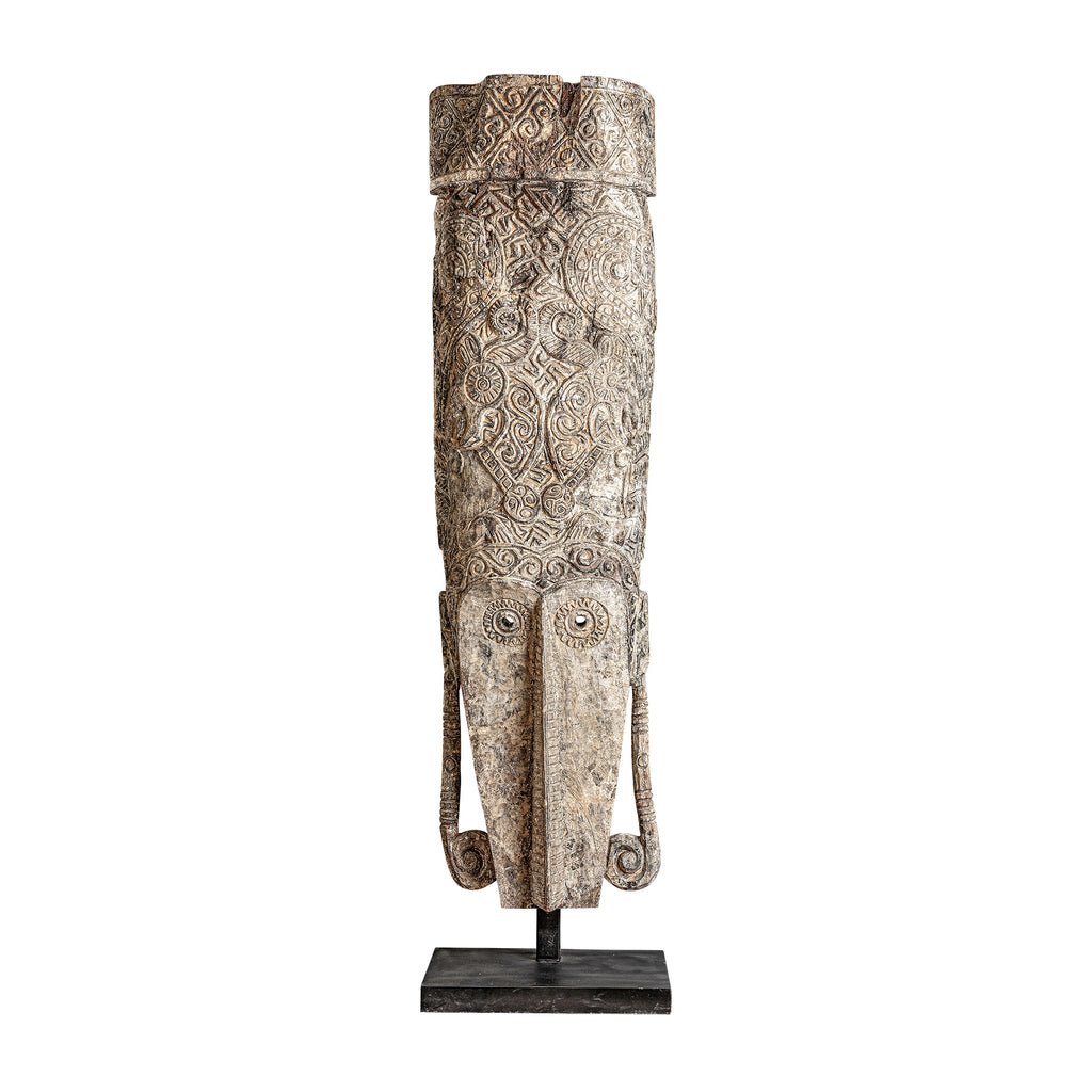 Boho-Bodenskulptur aus handgeschnitztem Suarholz in Braun mit schwarzem Eisenfuß und Antik-Finish