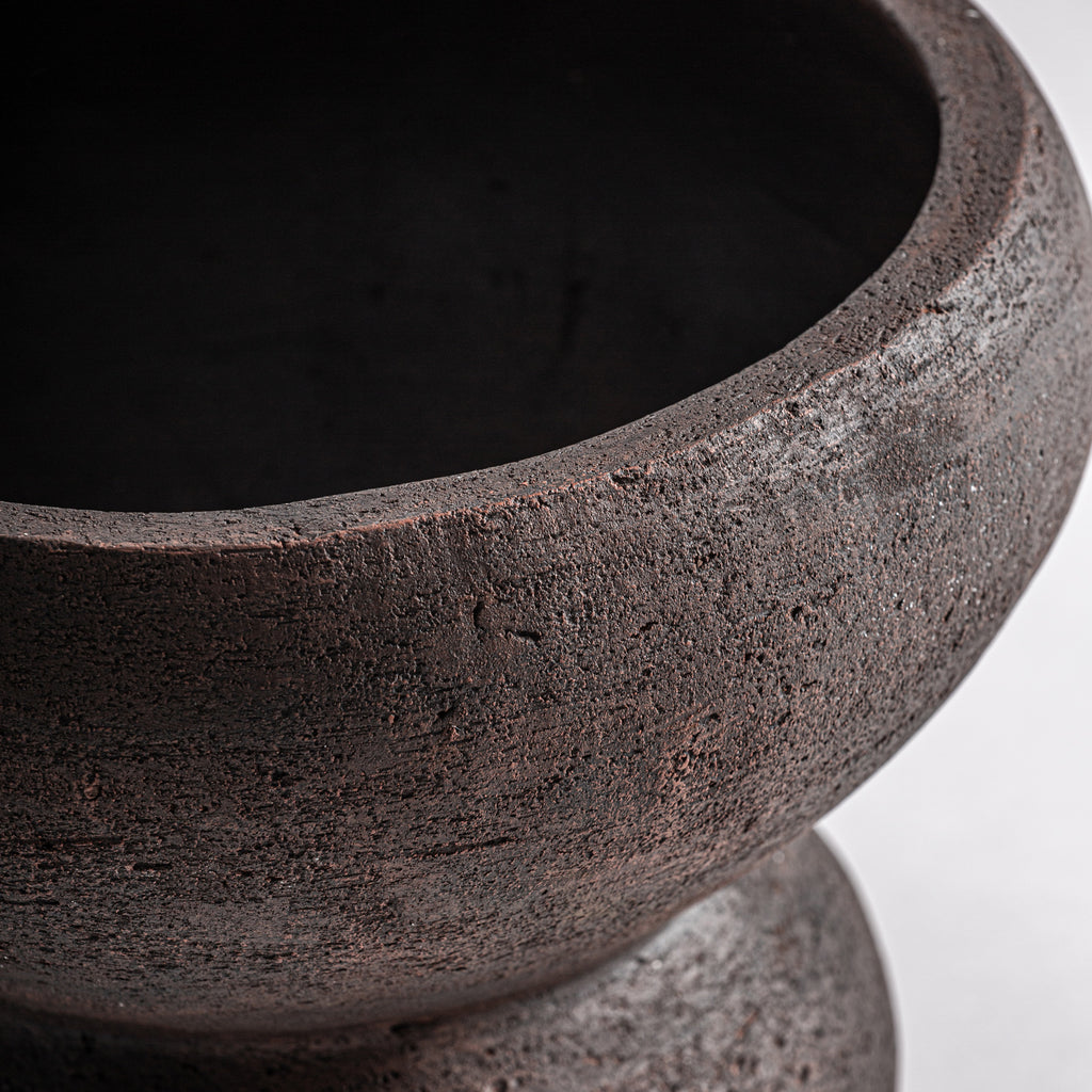 Handgefertigte Terrakotta Vase in Braun mit matter Oberfläche, moderner Stil