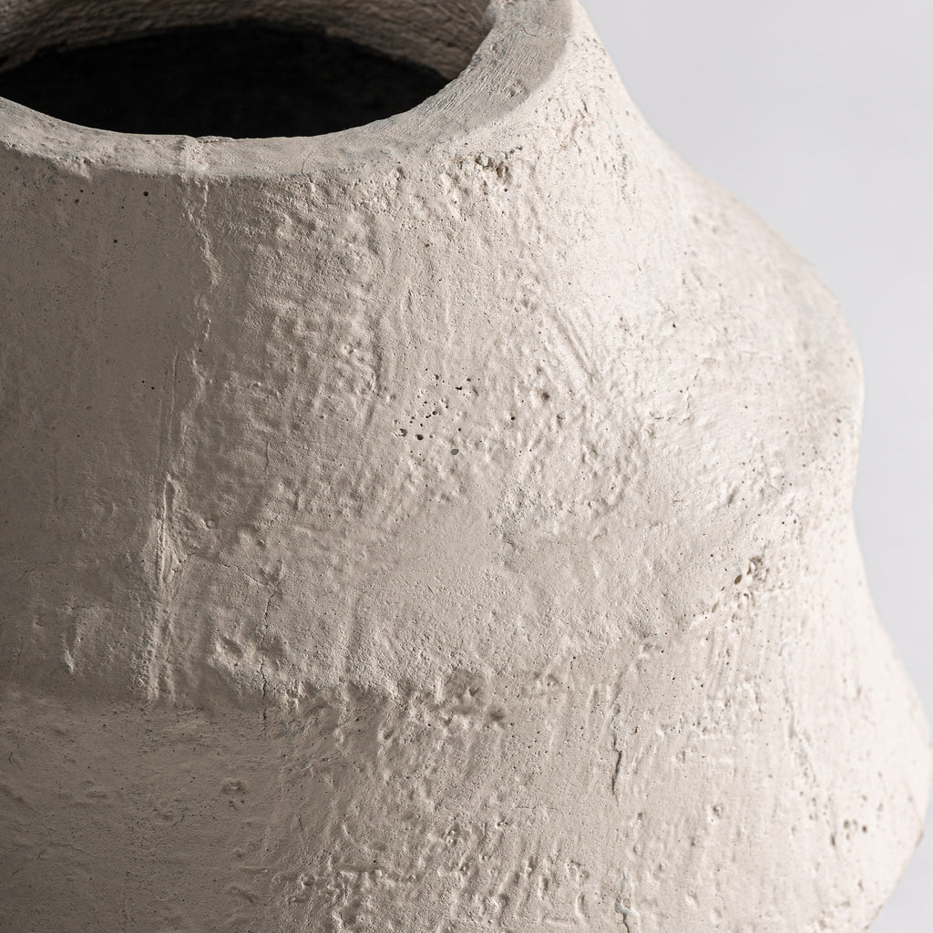 Handgefertigte Vase aus beigem Beton im Contemporary Stil