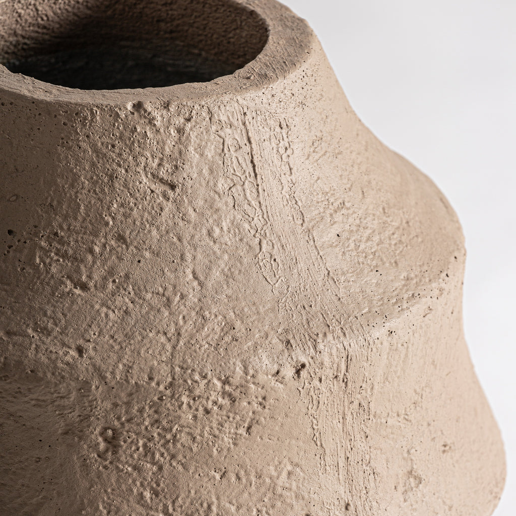 Handgefertigte Vase aus Beton im Contemporary Stil. Beige. 
