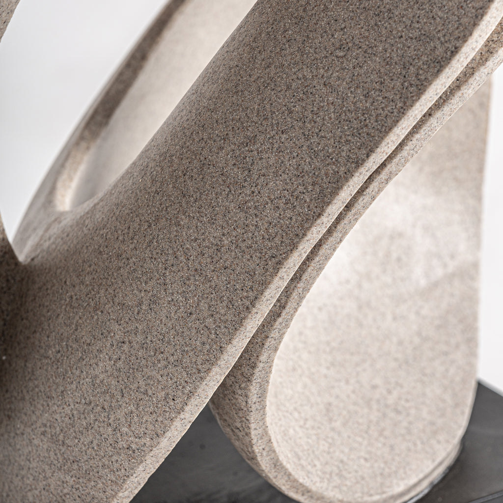 Abstrakte beige Dekofigur in modernem Design