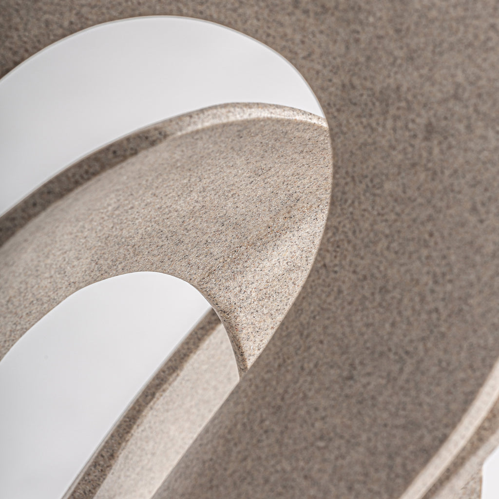 Abstrakte beige Dekofigur in modernem Design