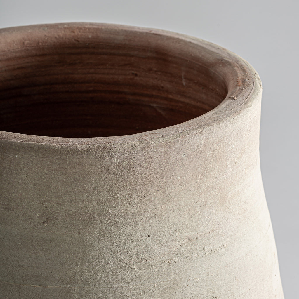 Handgefertigte cremefarbene Vase aus Ton 