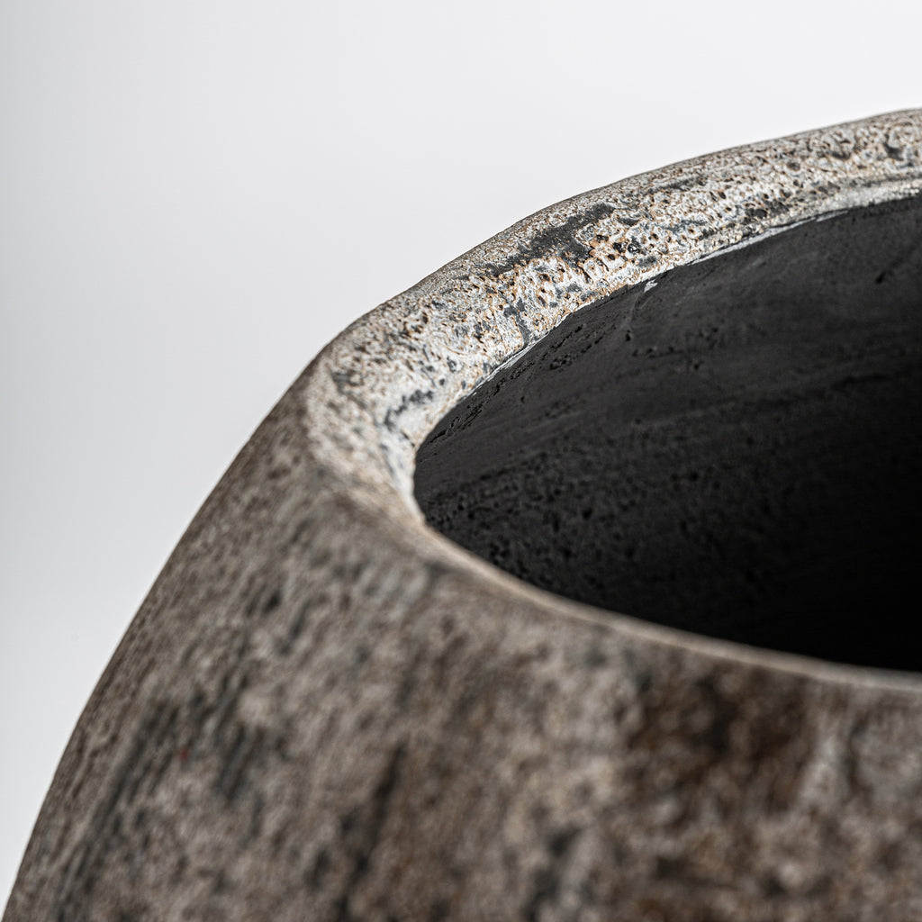 Blumentopf aus Stahlbeton in Grau mit Abflussloch, handgefertigtes Unikat mit Antik-Finish