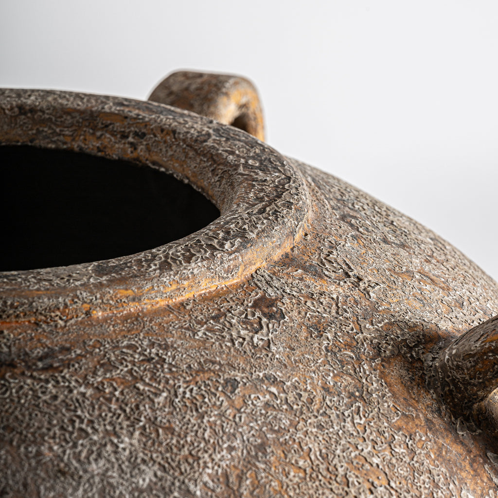 Amphore aus Stahlbeton in Braun, handgefertigtes Unikat im klassischen Stil mit Antik Finish