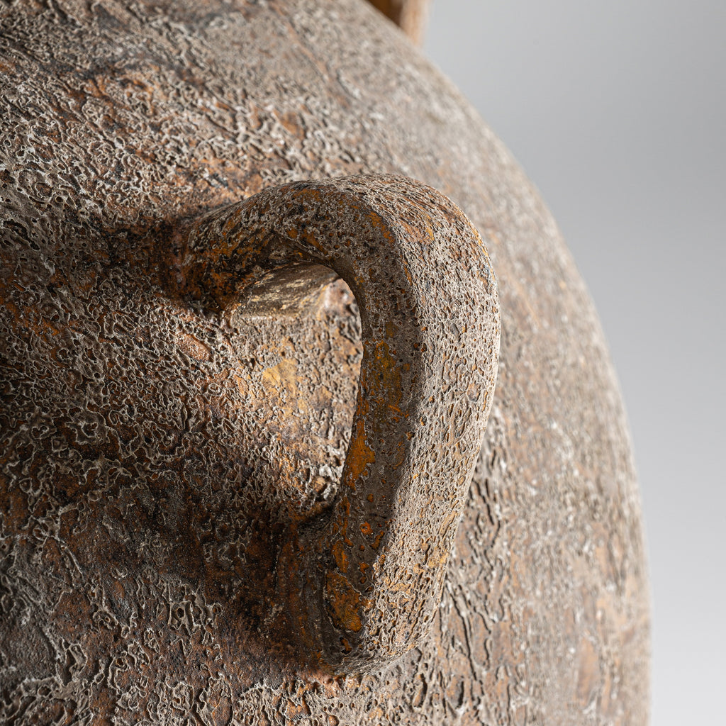 Amphorenvase aus Stahlbeton in Braun, handgefertigtes Unikat im klassischen Stil mit Antik-Finish